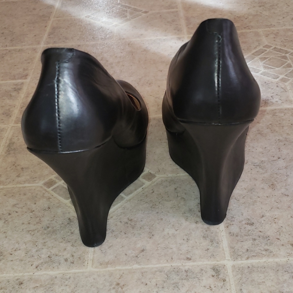 L.A.M.B. real leather wedge platform pumps. EUC SIZE 9.5 - Picture 2 of 10
